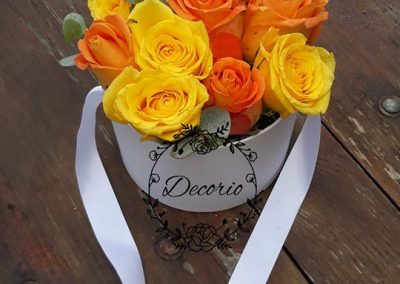 flowerbox žlté a oranžové ruže